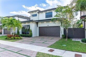 8814 NW 154th Terrace in Miami Lakes, FL - Foto de edificio - Building Photo