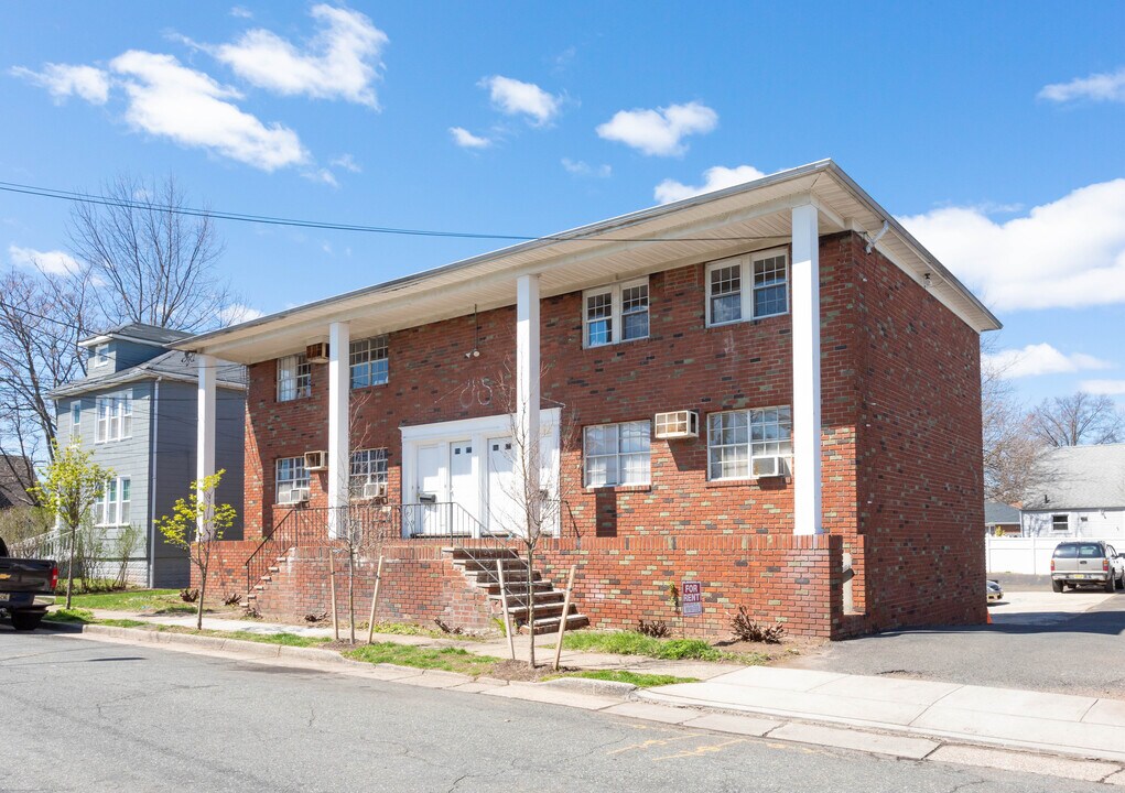 557 Cleveland Ave in Linden, NJ - Building Photo