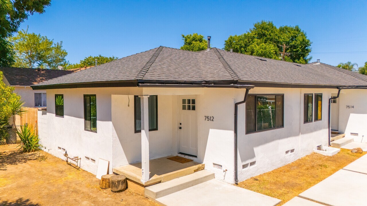 7512 Woodley Ave in Los Angeles, CA - Building Photo
