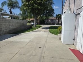 925 W Mirada Rd in San Bernardino, CA - Foto de edificio - Building Photo