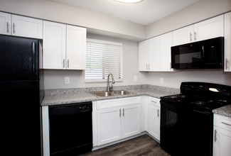 Oakbrook Village Apartments in Clearwater, FL - Building Photo - Interior Photo