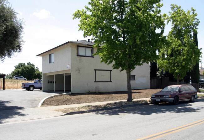 7460 Rogers Ln in Gilroy, CA - Foto de edificio - Building Photo