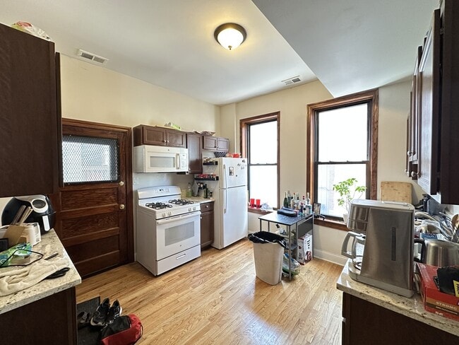 1107 W Barry Ave, Unit M08H in Chicago, IL - Building Photo - Building Photo