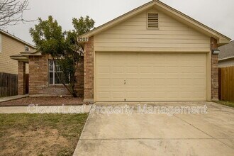 8907 Laguna Falls in San Antonio, TX - Building Photo - Building Photo