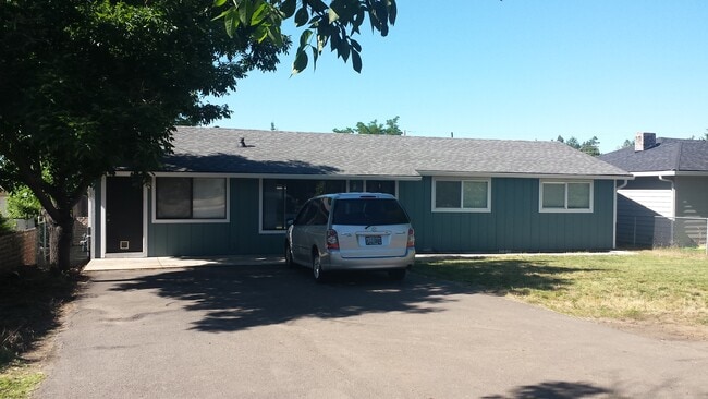 2483 Roberts Rd. in Medford, OR - Foto de edificio - Building Photo