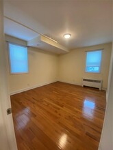 254 W Old Country Rd-Unit -1 in Hicksville, NY - Foto de edificio - Building Photo