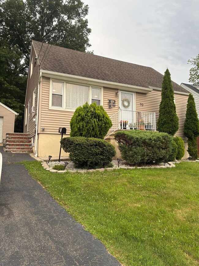 70 Lower Notch Rd in Little Falls, NJ - Building Photo - Building Photo