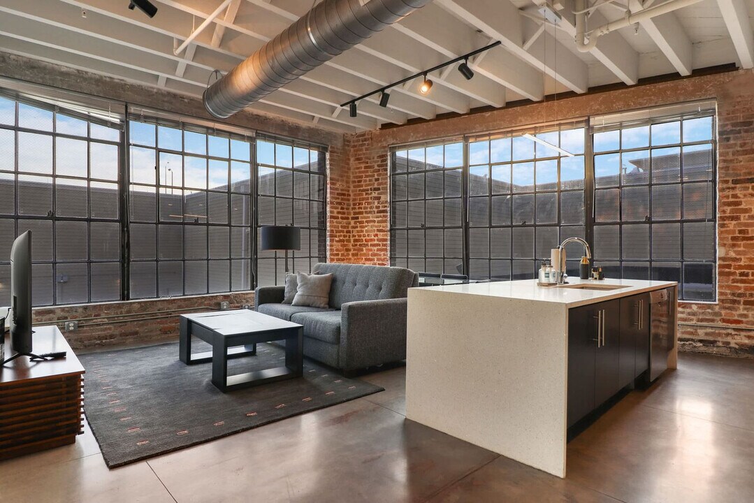 822 Howard Ave in New Orleans, LA - Foto de edificio