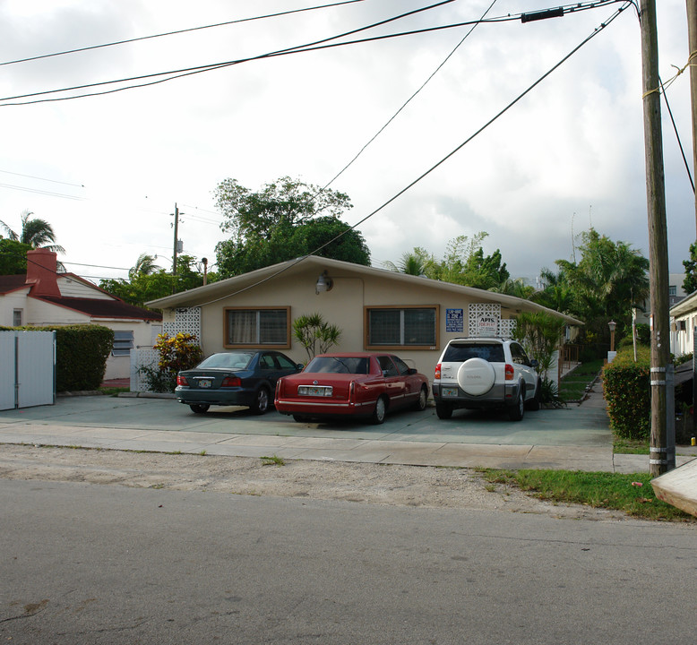 780 NE 127th St in Miami, FL - Foto de edificio