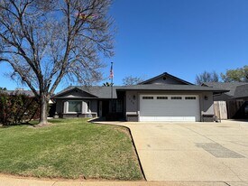 1925 Charade Way in Redding, CA - Building Photo