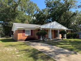 1204 Fairlane Dr in Dothan, AL - Building Photo