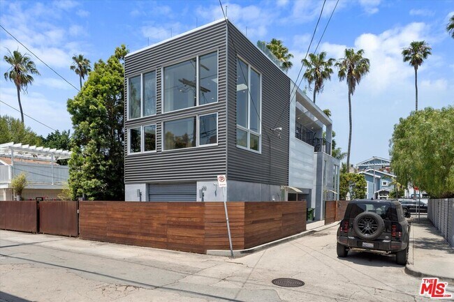 483 Carroll Canal Ct in Los Angeles, CA - Building Photo - Building Photo
