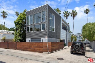 483 Carroll Canal Ct in Los Angeles, CA - Building Photo - Building Photo