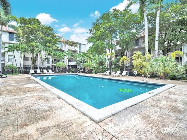 6886 N Kendall Dr in Pinecrest, FL - Building Photo - Building Photo