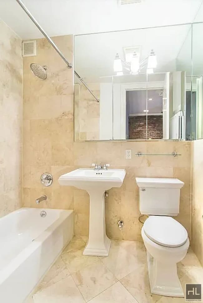 E 1ST ST., Unit 3R in New York, NY - Building Photo - Building Photo