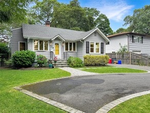 98 Frederick Ave in Babylon, NY - Building Photo - Building Photo