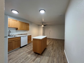 17260 SW Heritage Ct in Beaverton, OR - Building Photo - Building Photo