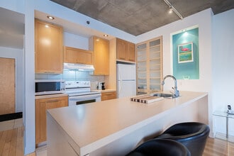 326 Rue De la Gauchetière O in Montréal, QC - Building Photo - Building Photo