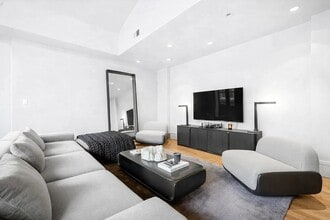 640 Broadway, Unit 8B in New York, NY - Building Photo - Building Photo