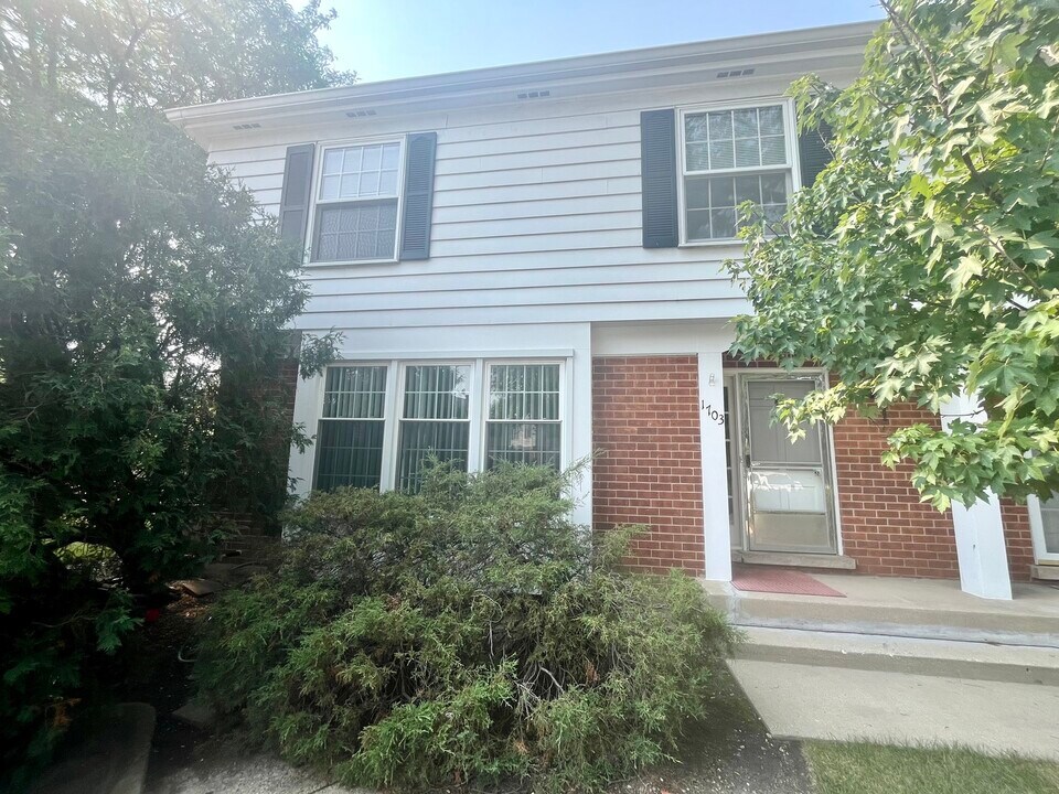 1703 Colonial Ln in Northfield, IL - Building Photo