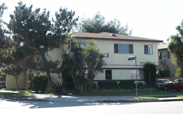 13136 Victory Blvd in Van Nuys, CA - Foto de edificio - Building Photo