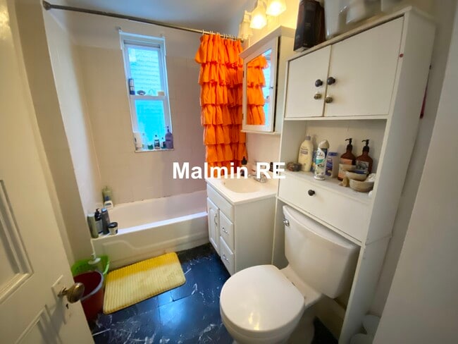 34 Darling St, Unit 2 in Boston, MA - Foto de edificio - Building Photo