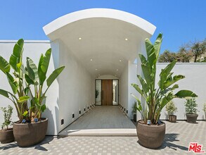 365 Trousdale Pl in Beverly Hills, CA - Building Photo - Building Photo
