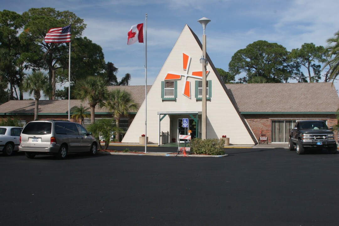 Bayshore Windmill Village in Bradenton, FL - Foto de edificio