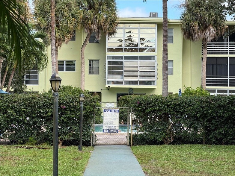 1100 Ponce De Leon Cir, Unit N208 in Vero Beach, FL - Building Photo