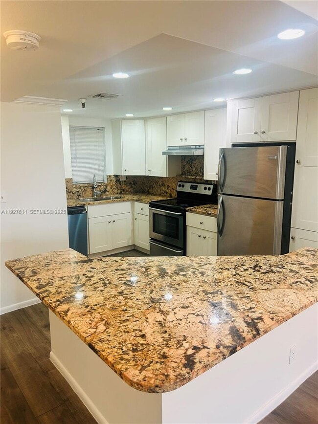 3100 W Rolling Hills Cir in Davie, FL - Building Photo - Building Photo