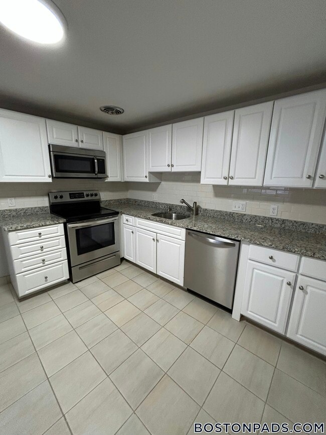 230 Babcock St, Unit 2B in Brookline, MA - Building Photo - Building Photo