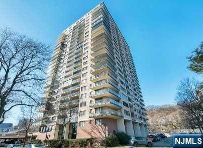 1203 River Rd, Unit 11G in Edgewater, NJ - Foto de edificio - Building Photo