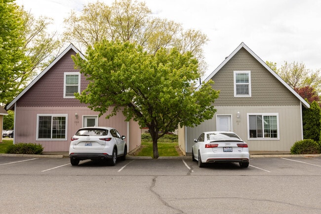 1608 N Brook Ct in Ellensburg, WA - Foto de edificio - Building Photo