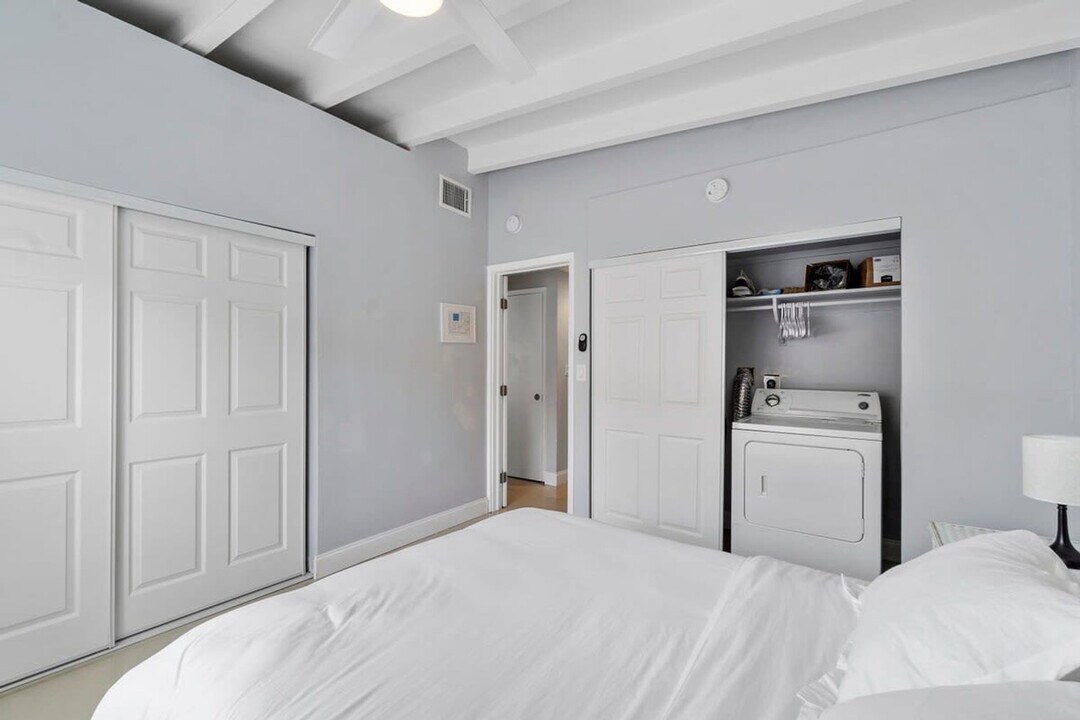 2407 NE 33rd Ave in Fort Lauderdale, FL - Building Photo