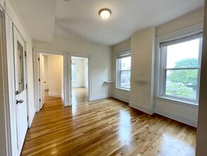 92 L St, Unit 2 in Boston, MA - Foto de edificio - Building Photo