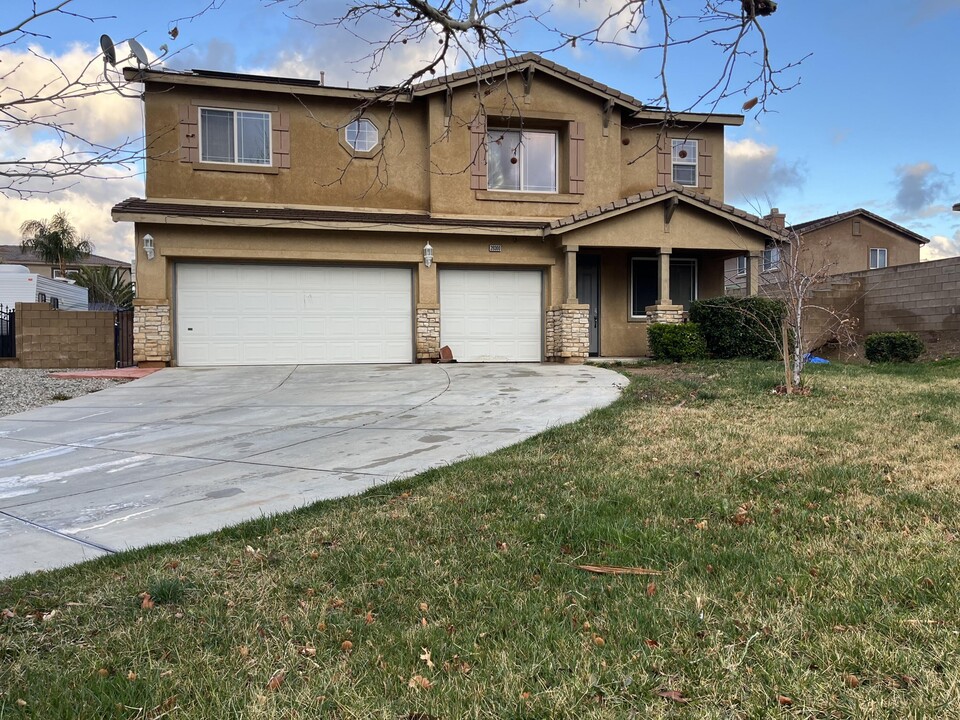39300 Dijon Ln in Palmdale, CA - Building Photo