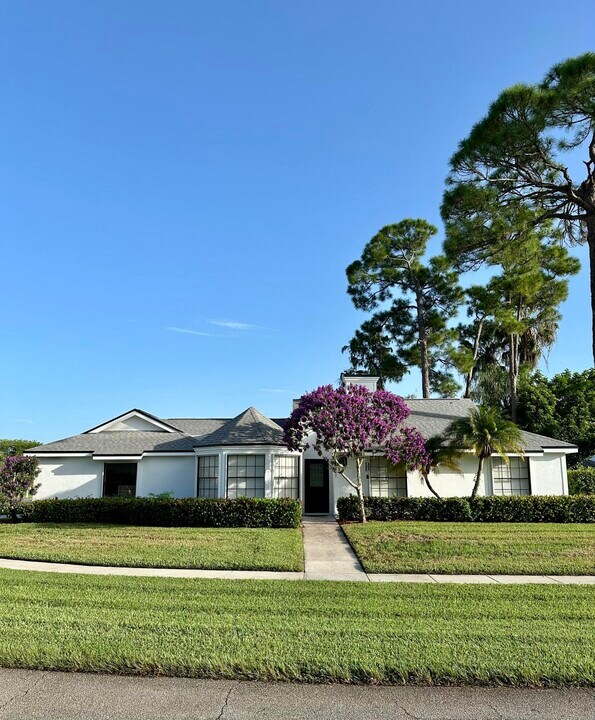 13571 Jonquil Pl in Wellington, FL - Building Photo