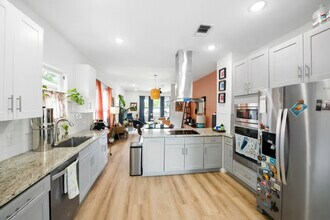 806 W French Pl in San Antonio, TX - Building Photo - Building Photo