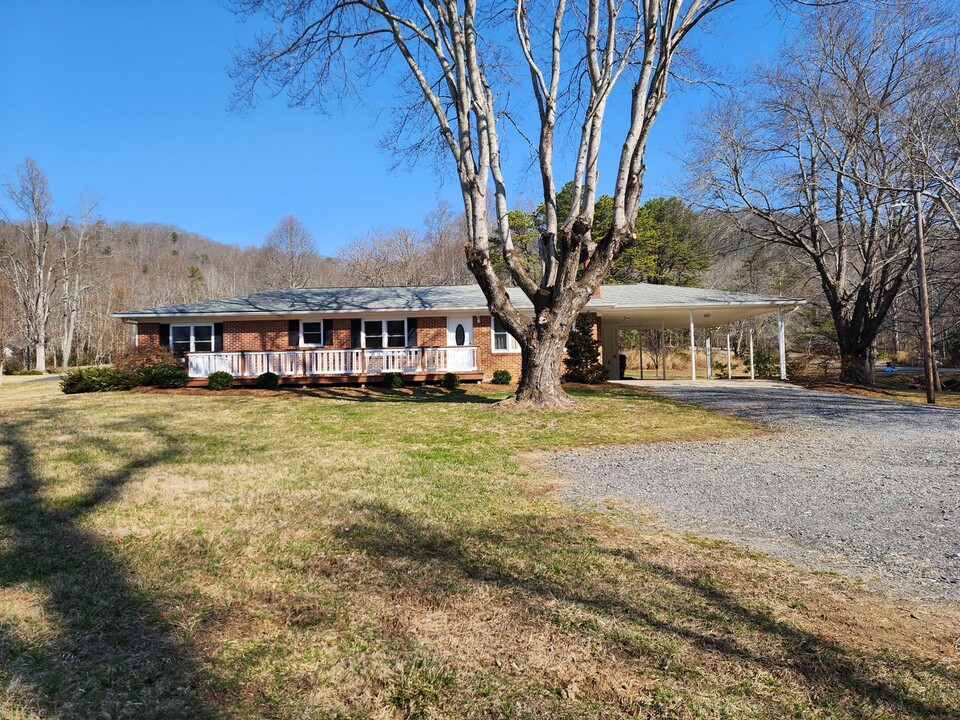 415 Avena Rd in Black Mountain, NC - Building Photo