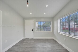 1085 NE 126th St in North Miami, FL - Building Photo - Building Photo
