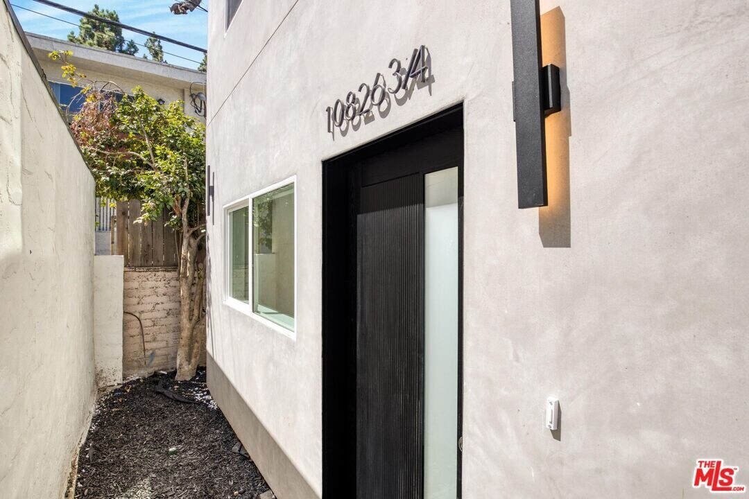 10826 Hesby St in Los Angeles, CA - Building Photo
