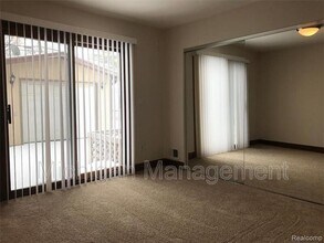 27066 Brettonwoods St in Madison Heights, MI - Building Photo - Building Photo