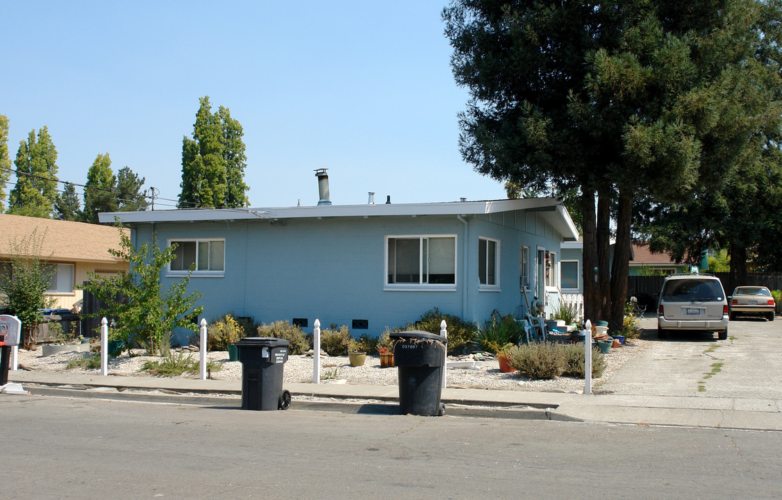 1252 Martha Way in Santa Rosa, CA - Building Photo