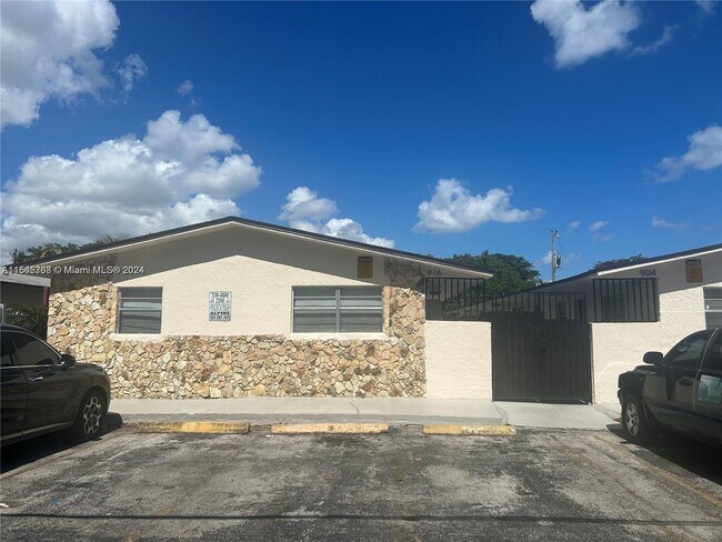 904 SW 10th St, Unit 3 in Hallandale Beach, FL - Building Photo - Building Photo