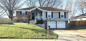 1100 NW Oakridge Dr in Blue Springs, MO - Building Photo