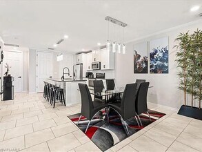 14672 Edgewater Cir in Naples, FL - Foto de edificio - Building Photo