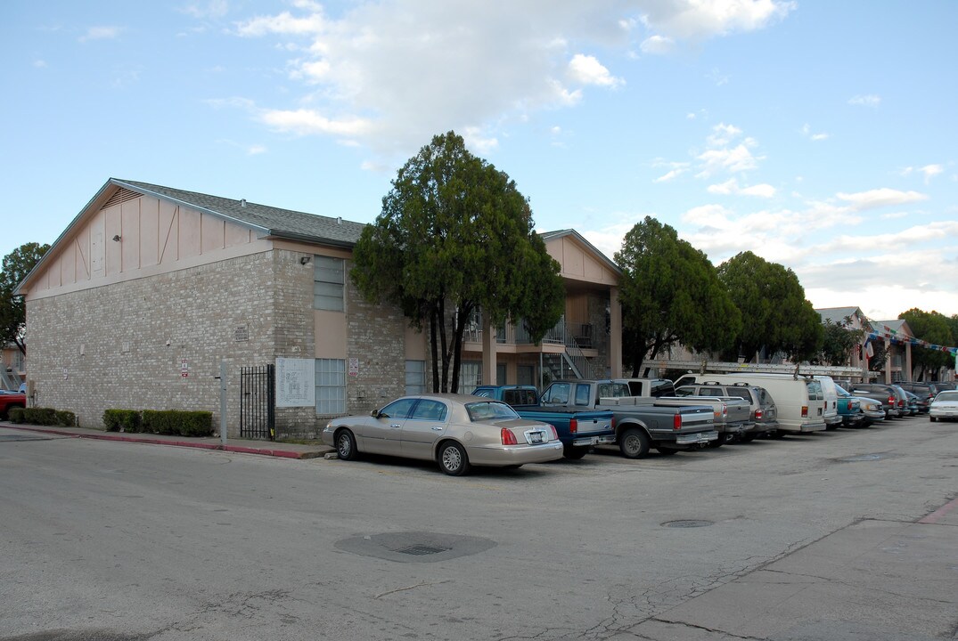 Pine Gardens in Houston, TX - Foto de edificio