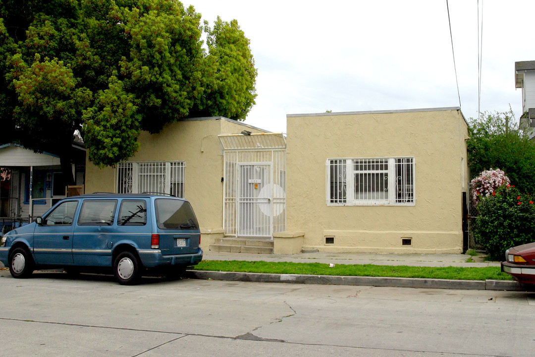 1102 E 17th St in Long Beach, CA - Building Photo