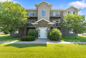 River Ridge 2301-2325 University Drive in Muscatine, IA - Building Photo