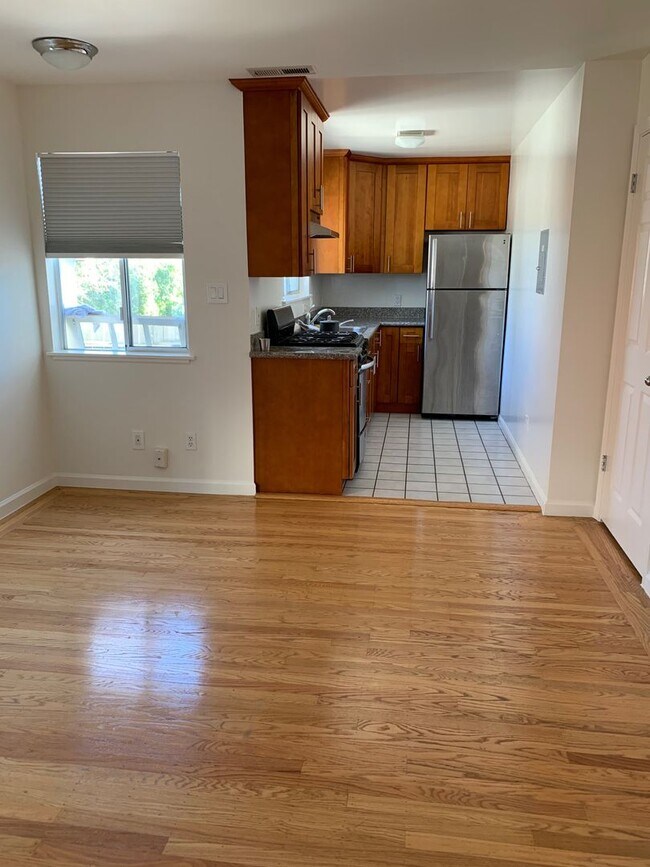 2860 Montana St-Unit -Unit B in Oakland, CA - Building Photo - Building Photo